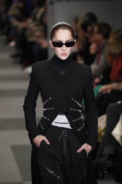 New York, Ny - Şubat 10: Manken Alexander Wang defile pist New York moda haftası sırasında 4 Times Square'de 10 Şubat 2018 üzerinde New York'ta yürür. 