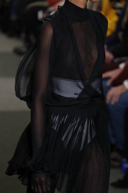 New York, Ny - Şubat 10: Manken Alexander Wang defile pist New York moda haftası sırasında 4 Times Square'de 10 Şubat 2018 üzerinde New York'ta yürür. 