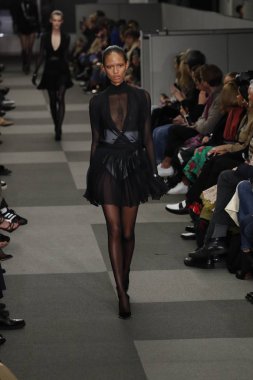 New York, Ny - Şubat 10: Manken Alexander Wang defile pist New York moda haftası sırasında 4 Times Square'de 10 Şubat 2018 üzerinde New York'ta yürür. 