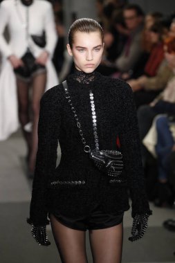 New York, Ny - Şubat 10: Manken Alexander Wang defile pist New York moda haftası sırasında 4 Times Square'de 10 Şubat 2018 üzerinde New York'ta yürür. 