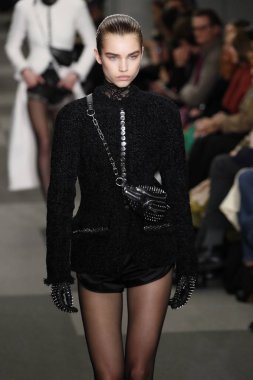 New York, Ny - Şubat 10: Manken Alexander Wang defile pist New York moda haftası sırasında 4 Times Square'de 10 Şubat 2018 üzerinde New York'ta yürür. 