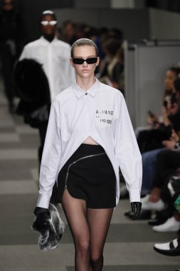 New York, Ny - Şubat 10: Manken Alexander Wang defile pist New York moda haftası sırasında 4 Times Square'de 10 Şubat 2018 üzerinde New York'ta yürür. 