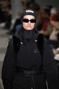 New York, Ny - Şubat 10: Manken Alexander Wang defile pist New York moda haftası sırasında 4 Times Square'de 10 Şubat 2018 üzerinde New York'ta yürür. 
