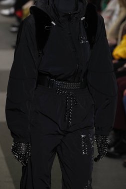 New York, Ny - Şubat 10: Manken Alexander Wang defile pist New York moda haftası sırasında 4 Times Square'de 10 Şubat 2018 üzerinde New York'ta yürür. 