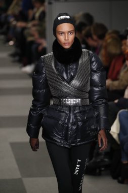 New York, Ny - Şubat 10: Manken Alexander Wang defile pist New York moda haftası sırasında 4 Times Square'de 10 Şubat 2018 üzerinde New York'ta yürür. 