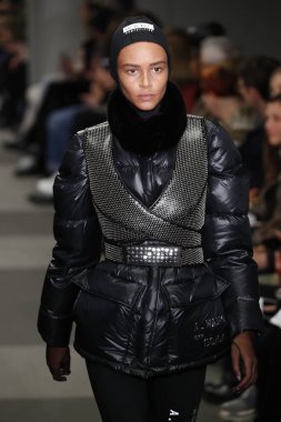 New York, Ny - Şubat 10: Manken Alexander Wang defile pist New York moda haftası sırasında 4 Times Square'de 10 Şubat 2018 üzerinde New York'ta yürür. 