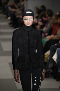 New York, Ny - Şubat 10: Manken Alexander Wang defile pist New York moda haftası sırasında 4 Times Square'de 10 Şubat 2018 üzerinde New York'ta yürür. 