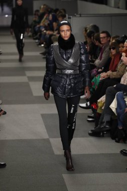 New York, Ny - Şubat 10: Manken Alexander Wang defile pist New York moda haftası sırasında 4 Times Square'de 10 Şubat 2018 üzerinde New York'ta yürür. 