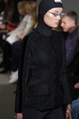 New York, Ny - Şubat 10: Manken Alexander Wang defile pist New York moda haftası sırasında 4 Times Square'de 10 Şubat 2018 üzerinde New York'ta yürür. 