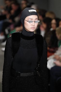 New York, Ny - Şubat 10: Manken Alexander Wang defile pist New York moda haftası sırasında 4 Times Square'de 10 Şubat 2018 üzerinde New York'ta yürür. 