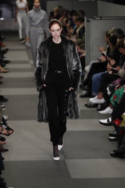 New York, Ny - Şubat 10: Manken Alexander Wang defile pist New York moda haftası sırasında 4 Times Square'de 10 Şubat 2018 üzerinde New York'ta yürür. 