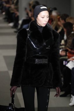 New York, Ny - Şubat 10: Manken Alexander Wang defile pist New York moda haftası sırasında 4 Times Square'de 10 Şubat 2018 üzerinde New York'ta yürür. 