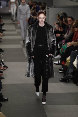 New York, Ny - Şubat 10: Manken Alexander Wang defile pist New York moda haftası sırasında 4 Times Square'de 10 Şubat 2018 üzerinde New York'ta yürür. 