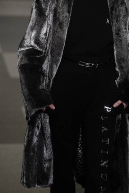 New York, Ny - Şubat 10: Manken Alexander Wang defile pist New York moda haftası sırasında 4 Times Square'de 10 Şubat 2018 üzerinde New York'ta yürür. 