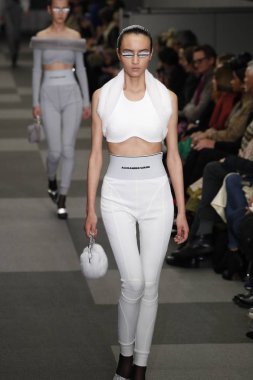 New York, Ny - Şubat 10: Manken Alexander Wang defile pist New York moda haftası sırasında 4 Times Square'de 10 Şubat 2018 üzerinde New York'ta yürür. 