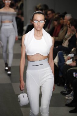 New York, Ny - Şubat 10: Manken Alexander Wang defile pist New York moda haftası sırasında 4 Times Square'de 10 Şubat 2018 üzerinde New York'ta yürür. 