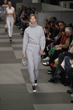 New York, Ny - Şubat 10: Manken Alexander Wang defile pist New York moda haftası sırasında 4 Times Square'de 10 Şubat 2018 üzerinde New York'ta yürür. 