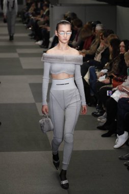 New York, Ny - Şubat 10: Manken Alexander Wang defile pist New York moda haftası sırasında 4 Times Square'de 10 Şubat 2018 üzerinde New York'ta yürür. 