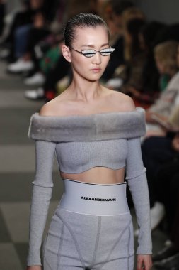 New York, Ny - Şubat 10: Manken Alexander Wang defile pist New York moda haftası sırasında 4 Times Square'de 10 Şubat 2018 üzerinde New York'ta yürür. 