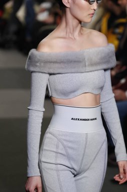 New York, Ny - Şubat 10: Manken Alexander Wang defile pist New York moda haftası sırasında 4 Times Square'de 10 Şubat 2018 üzerinde New York'ta yürür. 