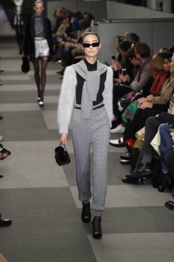 New York, Ny - Şubat 10: Manken Alexander Wang defile pist New York moda haftası sırasında 4 Times Square'de 10 Şubat 2018 üzerinde New York'ta yürür. 