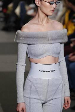 New York, Ny - Şubat 10: Manken Alexander Wang defile pist New York moda haftası sırasında 4 Times Square'de 10 Şubat 2018 üzerinde New York'ta yürür. 