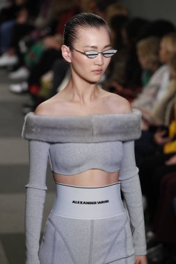 New York, Ny - Şubat 10: Manken Alexander Wang defile pist New York moda haftası sırasında 4 Times Square'de 10 Şubat 2018 üzerinde New York'ta yürür. 
