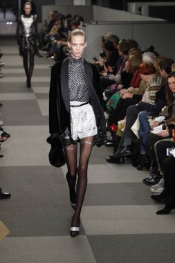 New York, Ny - Şubat 10: Manken Alexander Wang defile pist New York moda haftası sırasında 4 Times Square'de 10 Şubat 2018 üzerinde New York'ta yürür. 