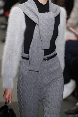 New York, Ny - Şubat 10: Manken Alexander Wang defile pist New York moda haftası sırasında 4 Times Square'de 10 Şubat 2018 üzerinde New York'ta yürür. 