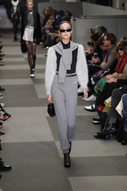 New York, Ny - Şubat 10: Manken Alexander Wang defile pist New York moda haftası sırasında 4 Times Square'de 10 Şubat 2018 üzerinde New York'ta yürür. 