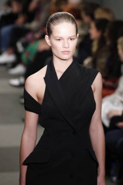 New York, Ny - Şubat 10: Manken Alexander Wang defile pist New York moda haftası sırasında 4 Times Square'de 10 Şubat 2018 üzerinde New York'ta yürür. 