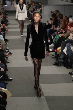 New York, Ny - Şubat 10: Manken Alexander Wang defile pist New York moda haftası sırasında 4 Times Square'de 10 Şubat 2018 üzerinde New York'ta yürür. 