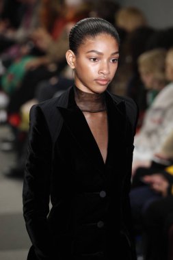 New York, Ny - Şubat 10: Manken Alexander Wang defile pist New York moda haftası sırasında 4 Times Square'de 10 Şubat 2018 üzerinde New York'ta yürür. 