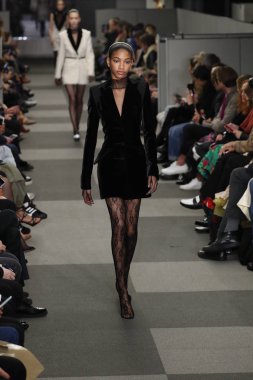 New York, Ny - Şubat 10: Manken Alexander Wang defile pist New York moda haftası sırasında 4 Times Square'de 10 Şubat 2018 üzerinde New York'ta yürür. 