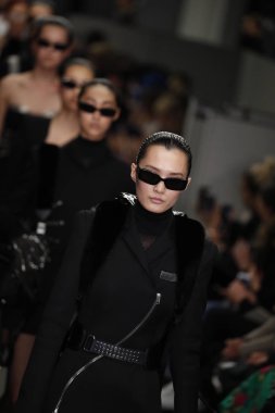 New York, Ny - Şubat 10: Modelleri yürüyüş Fuarı'nda Alexander Wang moda New York moda haftası sırasında 10 Şubat 2018 üzerinde 4 Times Square New York City, pist final. 