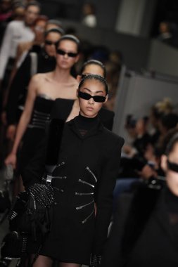 New York, Ny - Şubat 10: Modelleri yürüyüş Fuarı'nda Alexander Wang moda New York moda haftası sırasında 10 Şubat 2018 üzerinde 4 Times Square New York City, pist final. 