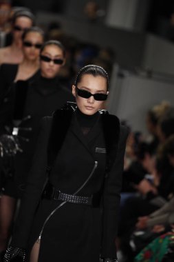 New York, Ny - Şubat 10: Modelleri yürüyüş Fuarı'nda Alexander Wang moda New York moda haftası sırasında 10 Şubat 2018 üzerinde 4 Times Square New York City, pist final. 