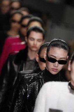 New York, Ny - Şubat 10: Modelleri yürüyüş Fuarı'nda Alexander Wang moda New York moda haftası sırasında 10 Şubat 2018 üzerinde 4 Times Square New York City, pist final. 