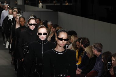 New York, Ny - Şubat 10: Modelleri yürüyüş Fuarı'nda Alexander Wang moda New York moda haftası sırasında 10 Şubat 2018 üzerinde 4 Times Square New York City, pist final. 