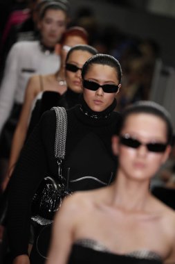 New York, Ny - Şubat 10: Modelleri yürüyüş Fuarı'nda Alexander Wang moda New York moda haftası sırasında 10 Şubat 2018 üzerinde 4 Times Square New York City, pist final. 