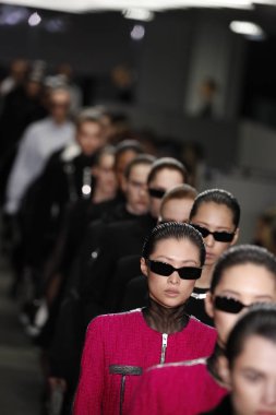 New York, Ny - Şubat 10: Modelleri yürüyüş Fuarı'nda Alexander Wang moda New York moda haftası sırasında 10 Şubat 2018 üzerinde 4 Times Square New York City, pist final. 