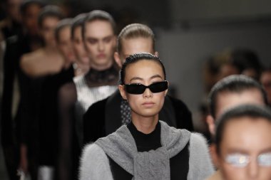New York, Ny - Şubat 10: Modelleri yürüyüş Fuarı'nda Alexander Wang moda New York moda haftası sırasında 10 Şubat 2018 üzerinde 4 Times Square New York City, pist final. 