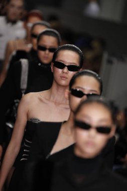 New York, Ny - Şubat 10: Modelleri yürüyüş Fuarı'nda Alexander Wang moda New York moda haftası sırasında 10 Şubat 2018 üzerinde 4 Times Square New York City, pist final. 