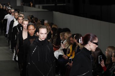 New York, Ny - Şubat 10: Modelleri yürüyüş Fuarı'nda Alexander Wang moda New York moda haftası sırasında 10 Şubat 2018 üzerinde 4 Times Square New York City, pist final. 