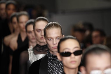 New York, Ny - Şubat 10: Modelleri yürüyüş Fuarı'nda Alexander Wang moda New York moda haftası sırasında 10 Şubat 2018 üzerinde 4 Times Square New York City, pist final. 