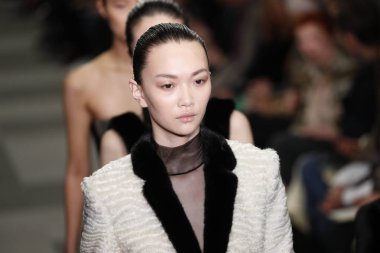 New York, Ny - Şubat 10: Modelleri yürüyüş Fuarı'nda Alexander Wang moda New York moda haftası sırasında 10 Şubat 2018 üzerinde 4 Times Square New York City, pist final. 