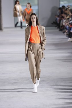 New York, Ny - 11 Şubat: Manken Tibi sonbahar 2018 Pier 17, 11 Şubat 2018 New York'ta giyen pist yürür.