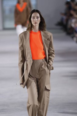 New York, Ny - 11 Şubat: Manken Tibi sonbahar 2018 Pier 17, 11 Şubat 2018 New York'ta giyen pist yürür.