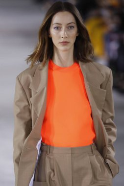 New York, Ny - 11 Şubat: Manken Tibi sonbahar 2018 Pier 17, 11 Şubat 2018 New York'ta giyen pist yürür.