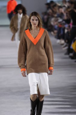 New York, Ny - 11 Şubat: Manken Tibi sonbahar 2018 Pier 17, 11 Şubat 2018 New York'ta giyen pist yürür.